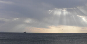 冬の空のように「天使の
梯子」が綺麗に、輝く早朝の海です。